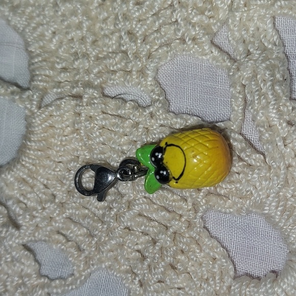 Charm u pineapple Charm - Picture 1 of 3